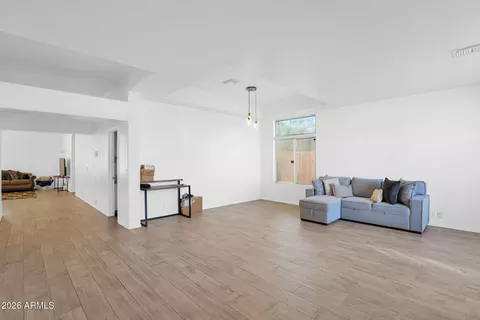 Living - 907 E Gary Ln, Phoenix, AZ 85042 photo 3 of 5