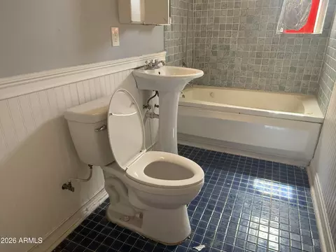 Bath - 1207 E Georgia Ave, Phoenix, AZ 85014 photo 2 of 4