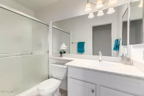 Bath - 3718 W Dailey St, Phoenix, AZ 85053 photo 1 of 2