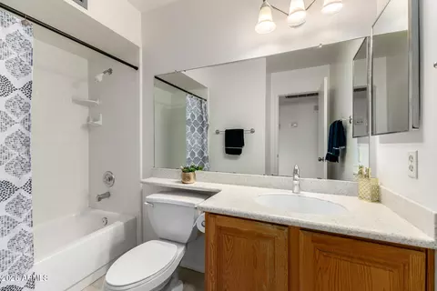 Bath - 3718 W Dailey St, Phoenix, AZ 85053 photo 2 of 2