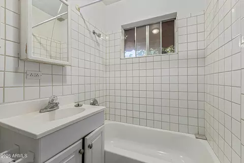 Bath - 6201 N 9th Pl, Phoenix, AZ 85014 photo 1 of 3