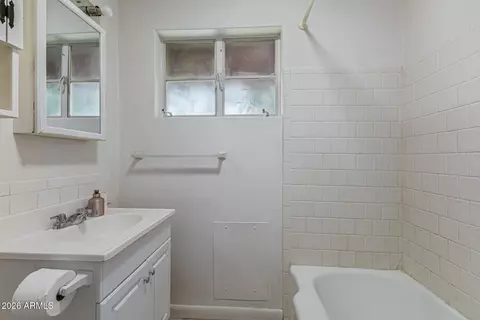 Bath - 6201 N 9th Pl, Phoenix, AZ 85014 photo 2 of 3