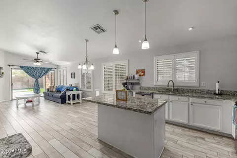 Kitchen - 2403 E Rosemonte Dr, Phoenix, AZ 85050 photo 5 of 6