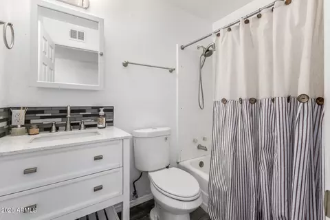 Bath - 801 E Ruth Ave, Phoenix, AZ 85020 photo 2 of 3
