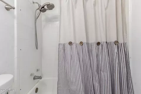 Bath - 801 E Ruth Ave, Phoenix, AZ 85020 photo 3 of 3