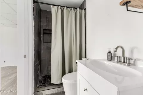 Bath - 801 E Ruth Ave, Phoenix, AZ 85020 photo 1 of 3