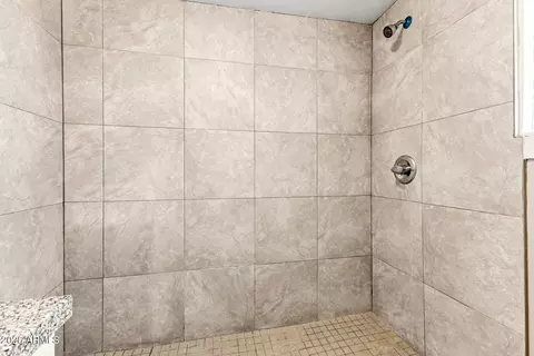 Bath - 21 S 28th Ave, Phoenix, AZ 85009 photo 2 of 4