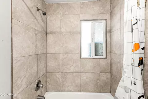 Bath - 21 S 28th Ave, Phoenix, AZ 85009 photo 4 of 4