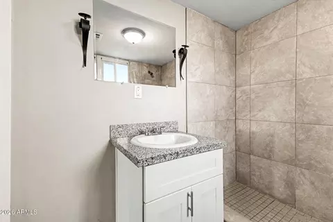 Bath - 21 S 28th Ave, Phoenix, AZ 85009 photo 1 of 4