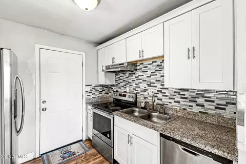 Kitchen - 21 S 28th Ave, Phoenix, AZ 85009 photo 2 of 2