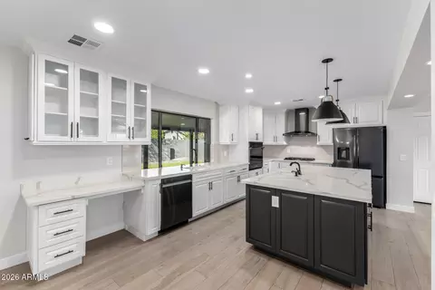 Kitchen - 3318 E Montecito Ave, Phoenix, AZ 85018 photo 2 of 3