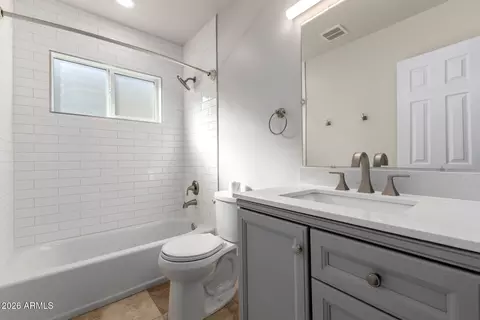 Bath - 3318 E Montecito Ave, Phoenix, AZ 85018 photo 3 of 4