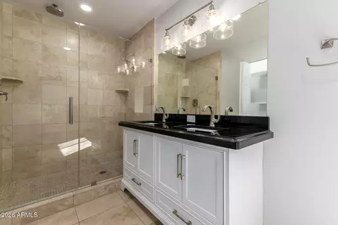 Bath - 3318 E Montecito Ave, Phoenix, AZ 85018 photo 1 of 4