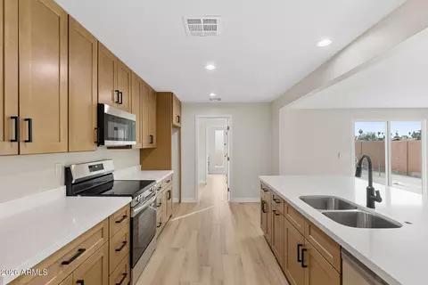 Kitchen - 4331 N 70th Ave, Phoenix, AZ 85033 photo 1 of 8