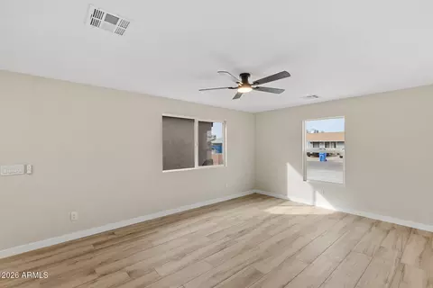 Living - 4331 N 70th Ave, Phoenix, AZ 85033 photo 2 of 9