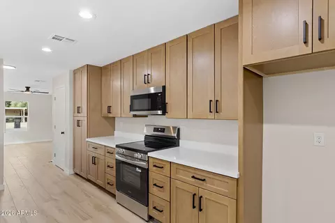 Kitchen - 4331 N 70th Ave, Phoenix, AZ 85033 photo 3 of 8