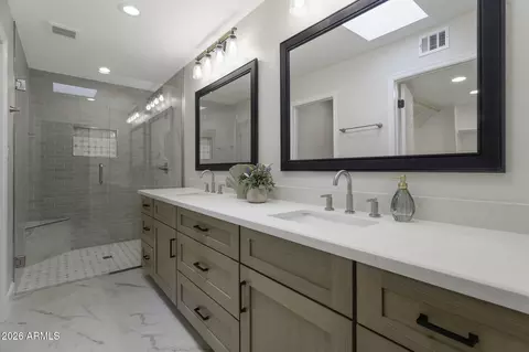 Bath - 4109 E Altadena Ave, Phoenix, AZ 85028 photo 1 of 2