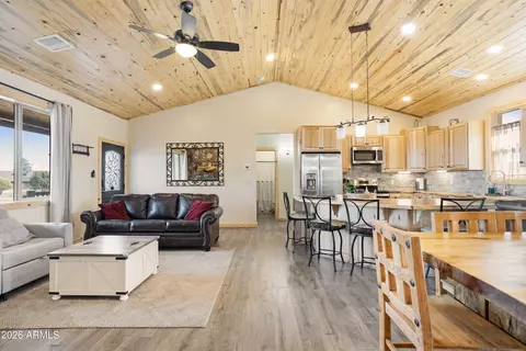 2718 Church Ln, Overgaard, AZ 85933