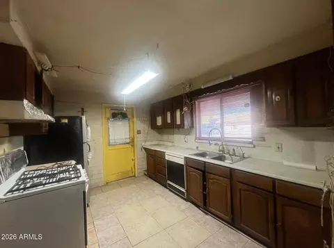 Kitchen - 4644 N 30th Ave, Phoenix, AZ 85017 photo 2 of 2