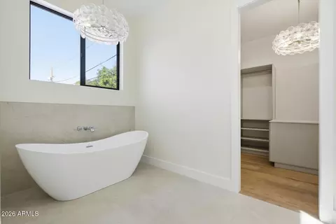 Bath - 4348 E Mitchell Dr, Phoenix, AZ 85018 photo 1 of 3