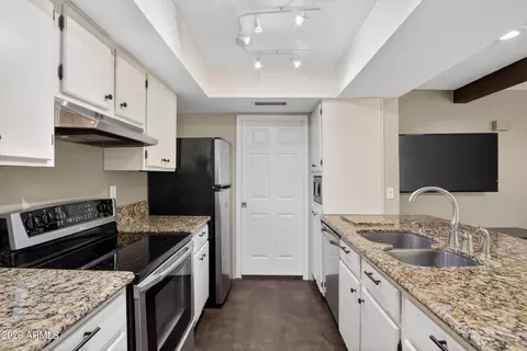Kitchen - 5019 E Siesta Dr #1, Phoenix, AZ 85044 photo 3 of 6