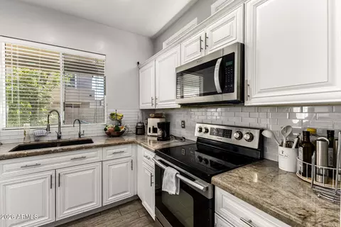 Kitchen - 4237 E Orchid Ln, Gilbert, AZ 85296 photo 2 of 3