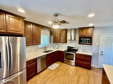 Kitchen - 1601 W Lamar Rd, Phoenix, AZ 85015 photo 3 of 3