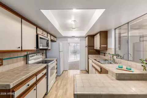Kitchen - 4901 E Magic Stone Dr, Phoenix, AZ 85044 photo 1 of 4