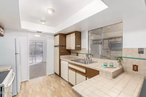 Kitchen - 4901 E Magic Stone Dr, Phoenix, AZ 85044 photo 2 of 4