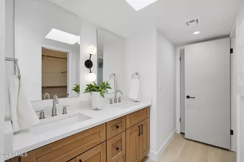 Bath - 8330 N 21st Dr #J203, Phoenix, AZ 85021 photo 1 of 5