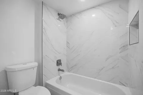 Bath - 8330 N 21st Dr #J203, Phoenix, AZ 85021 photo 3 of 5