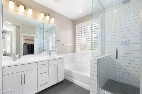 Bath - 4041 E Amber Ln, Gilbert, AZ 85296 photo 2 of 3