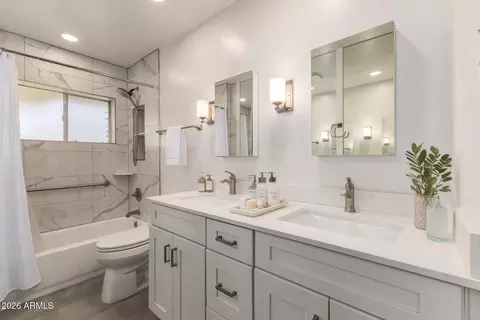 Bath - 8115 N 11th Ave, Phoenix, AZ 85021 photo 1 of 2