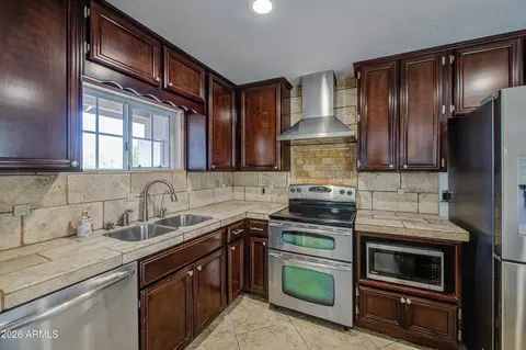 Kitchen - 3840 N 48th Dr, Phoenix, AZ 85031 photo 4 of 6