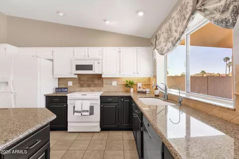 Kitchen - 2639 E Verbena Dr, Phoenix, AZ 85048 photo 5 of 7