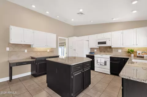 Kitchen - 2639 E Verbena Dr, Phoenix, AZ 85048 photo 4 of 7