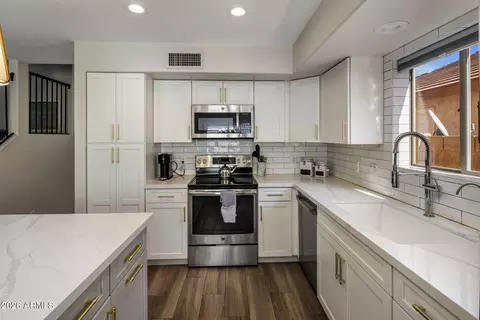 Kitchen - 4621 E Swilling Rd, Phoenix, AZ 85050 photo 4 of 5