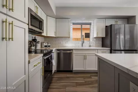 Kitchen - 4621 E Swilling Rd, Phoenix, AZ 85050 photo 3 of 5