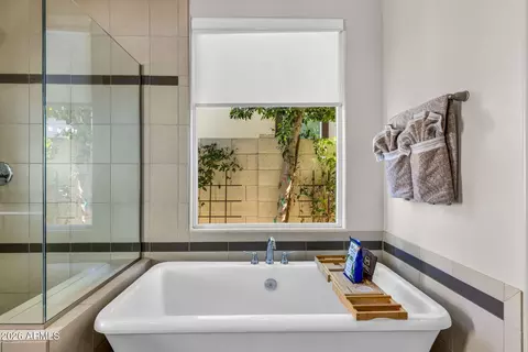 Bath - 1555 E Ocotillo Rd #21, Phoenix, AZ 85014 photo 2 of 5