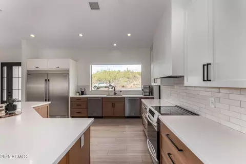 Kitchen - 1809 E Mariola Way, Phoenix, AZ 85086 photo 6 of 7