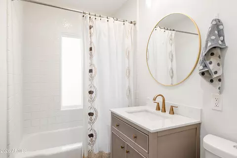 Bath - 1118 E Colter St, Phoenix, AZ 85014 photo 3 of 4