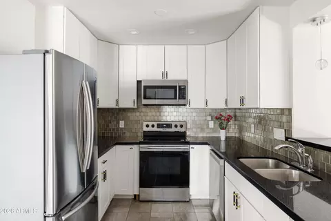 Kitchen - 1118 E Colter St, Phoenix, AZ 85014 photo 3 of 5