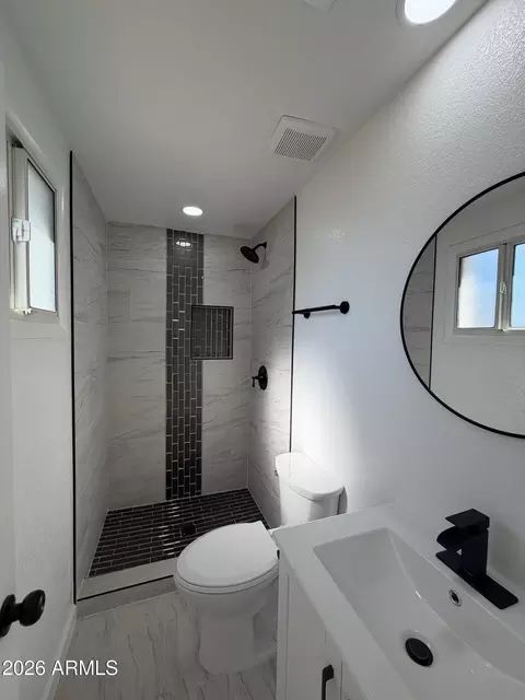 Bath - 3471 E Delcoa Dr, Phoenix, AZ 85032 photo 2 of 2