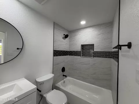 Bath - 3471 E Delcoa Dr, Phoenix, AZ 85032 photo 1 of 2