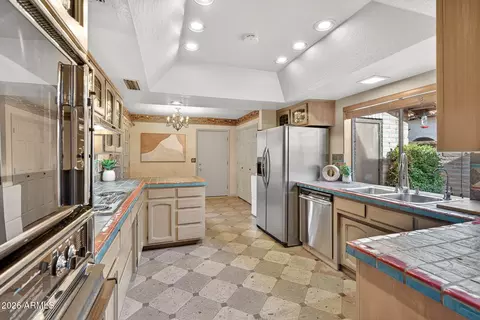 Kitchen - 6814 N 17th Pl, Phoenix, AZ 85016 photo 2 of 4