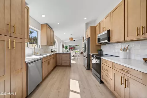 Kitchen - 4814 E Monte Way, Phoenix, AZ 85044 photo 3 of 6
