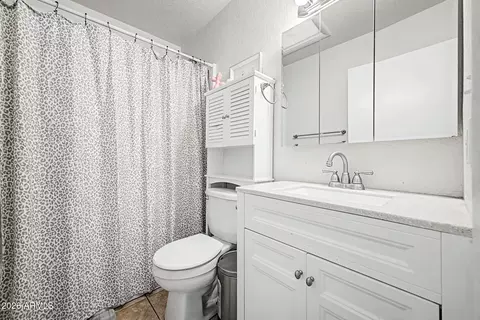 Bath - 4202 W Aster Dr, Phoenix, AZ 85029 photo 2 of 2