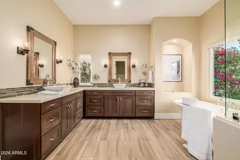 Bath - 5655 N 4th St, Phoenix, AZ 85012 photo 2 of 11