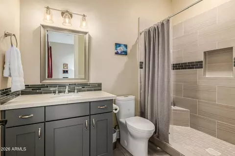 Bath - 5655 N 4th St, Phoenix, AZ 85012 photo 10 of 11