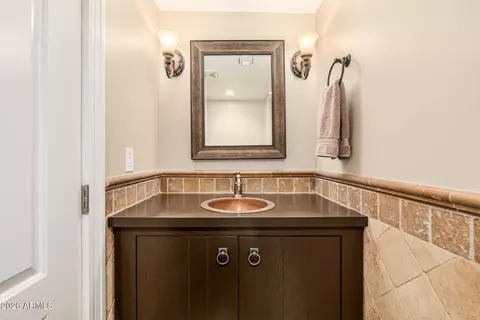 Bath - 5655 N 4th St, Phoenix, AZ 85012 photo 1 of 11